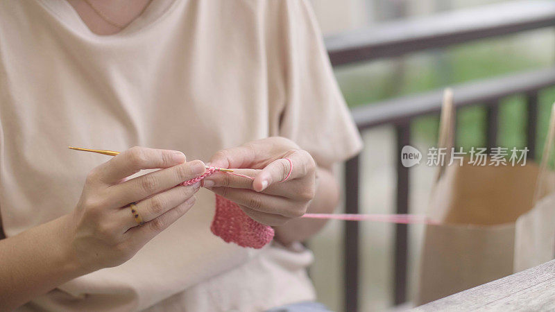 年轻女子在家钩针。