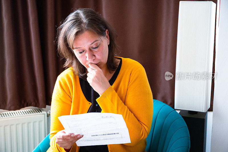 焦急的女人在家里结账