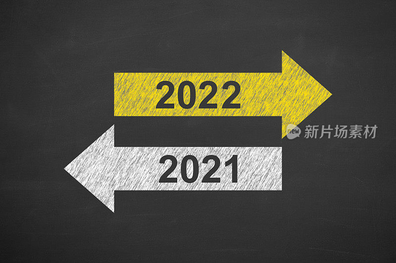 在黑板背景上画旧年或2022年新年