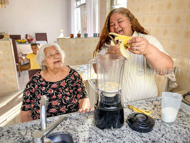 和奶奶一起在厨房准备香蕉酸奶