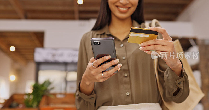 一名女子在杂货店用信用卡进行电子支付