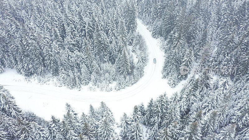 汽车行驶在冬天的乡村道路上