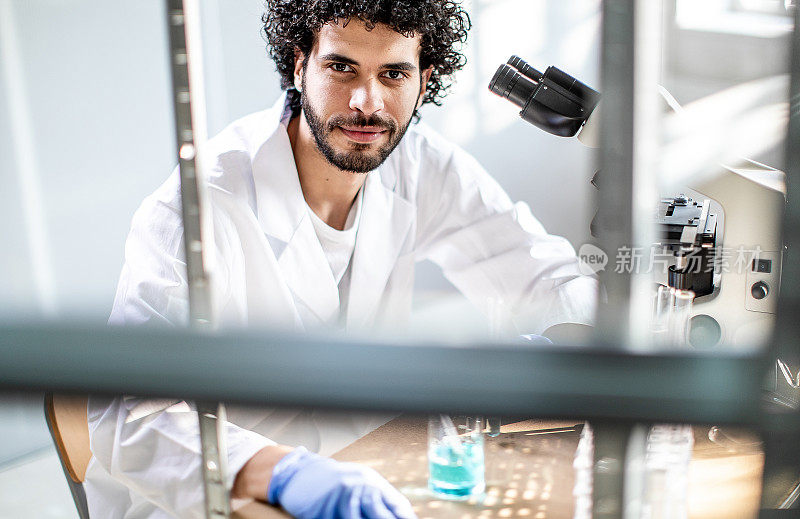 一位男性科学家在实验室工作的肖像