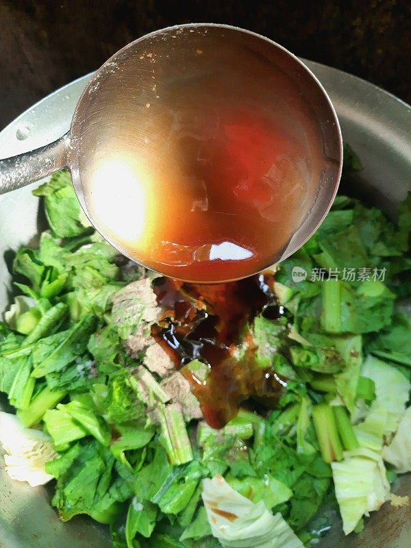 在中国蔬菜炖菜中加入蚝油。