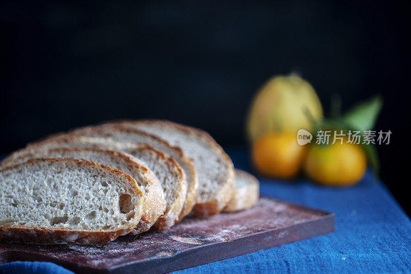 手工黑麦面包和新鲜水果在餐桌上