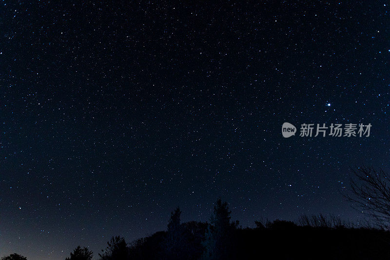 山上繁星点点的夜空