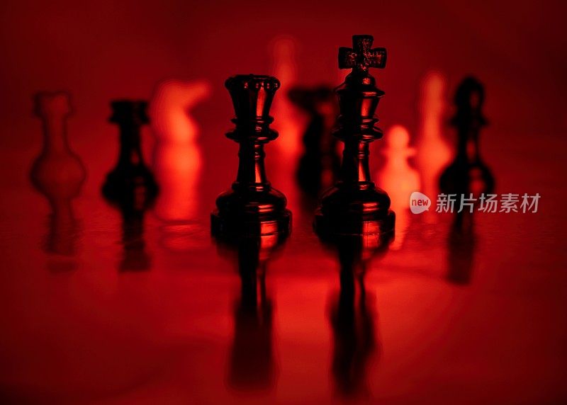 该游戏将棋子放在反光表面上，用彩色灯光照射，画出适合背景和经营理念的策略