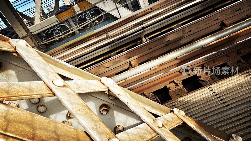 曼哈顿大桥上的钢梁和铁轨