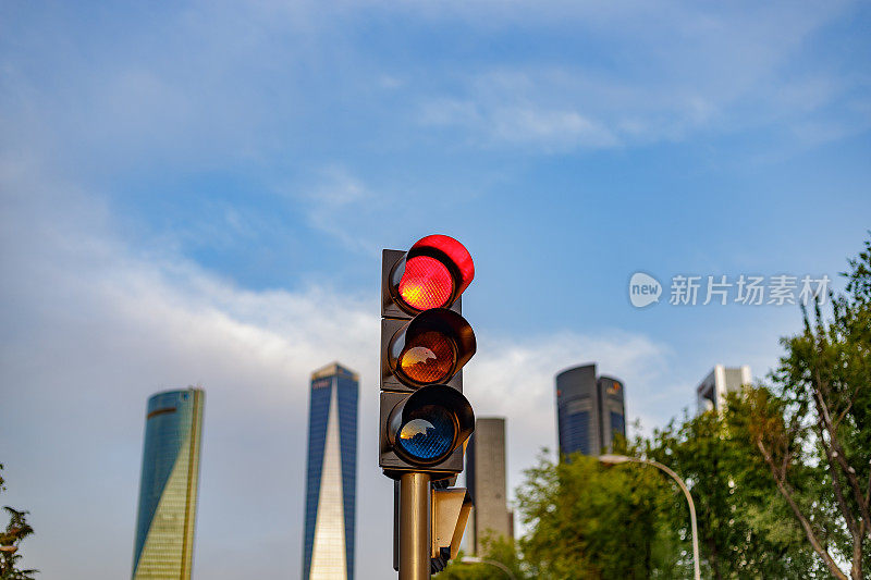 蓝天上红灯亮。托雷斯的商业背景在西班牙马德里