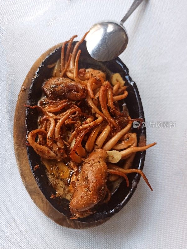 在伊斯坦布尔的土耳其，黄油煎章鱼宝宝配砂锅作为开胃菜