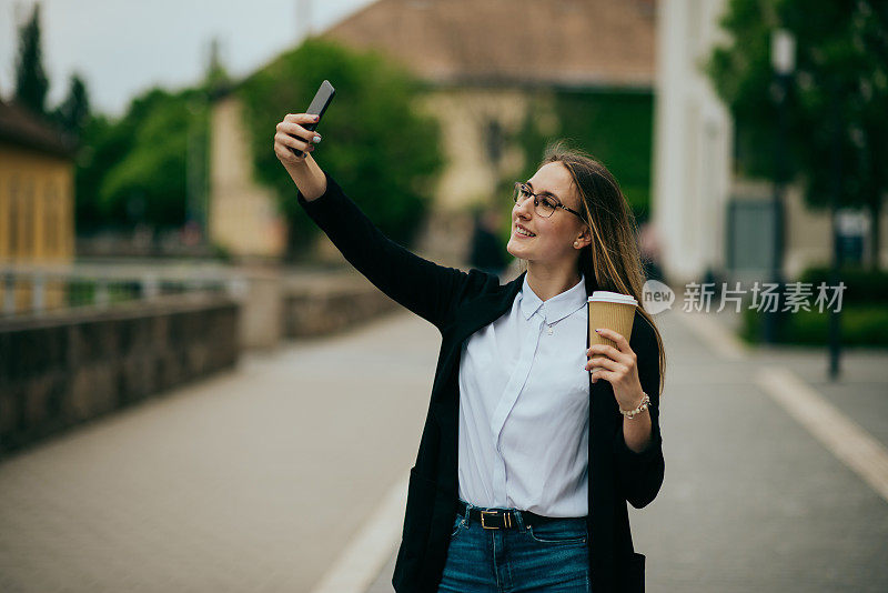 在街上用电话的女商人