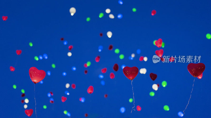 夜空中的彩色LED气球。浪漫风格的爱情观念，情人节的节日