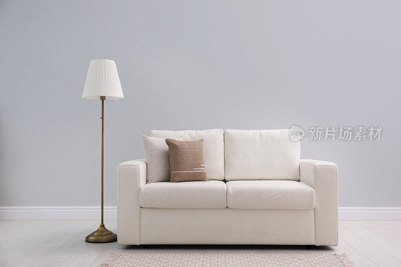 简单的房间内部与舒适的白色沙发