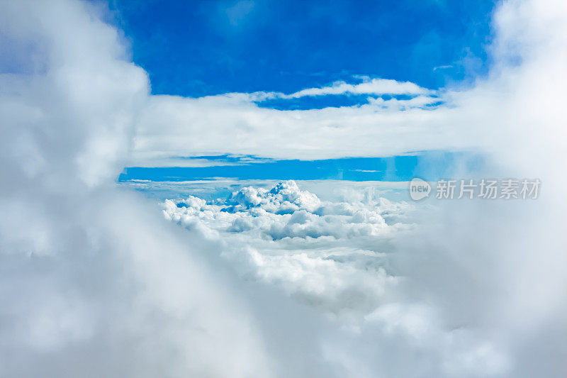 从高海拔的山顶上看云景，就像在天空中飞翔