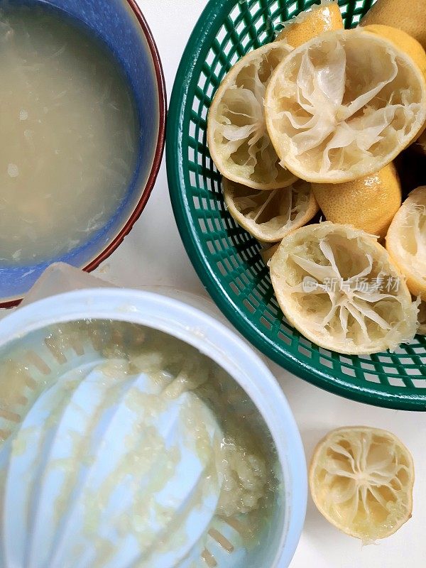 挤柠檬水准备食物。