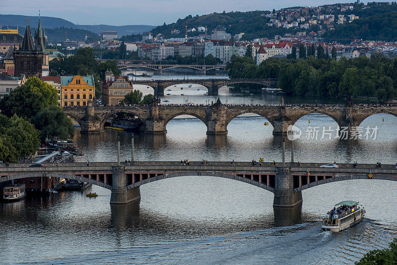 捷克共和国布拉格，伏尔塔瓦河上暮色中的桥梁