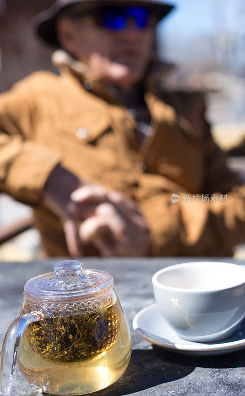 泡绿茶，玻璃茶壶，户外咖啡馆，背后的男人