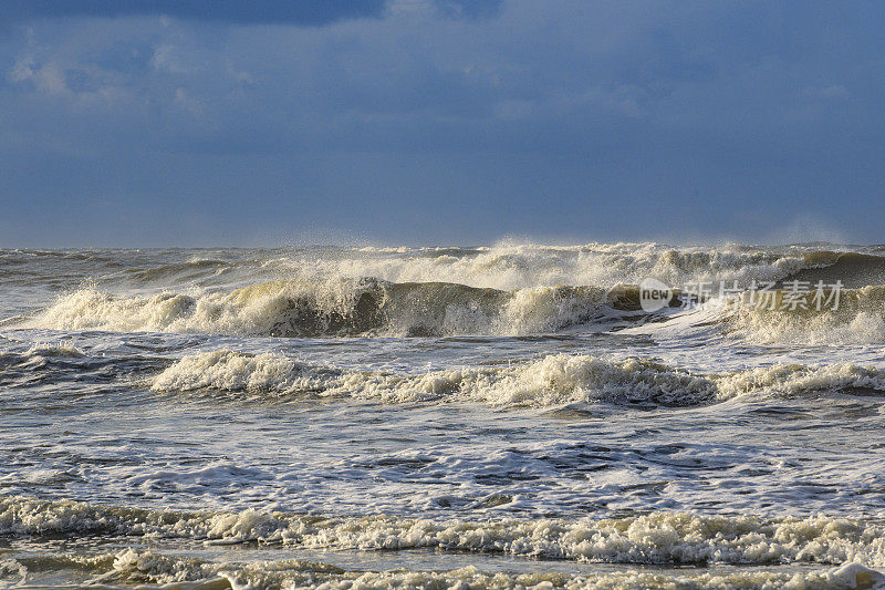 瓦登海区特塞尔岛海滩上的海浪