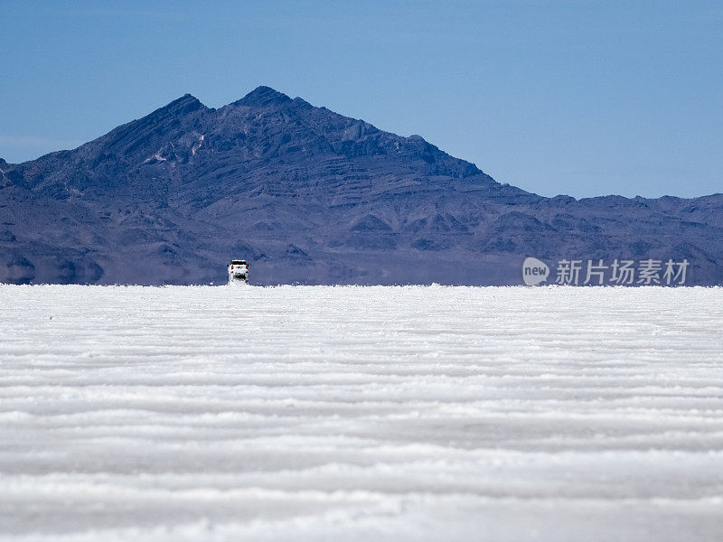 远处的SUV在海市蜃楼在博纳维尔盐滩，犹他州