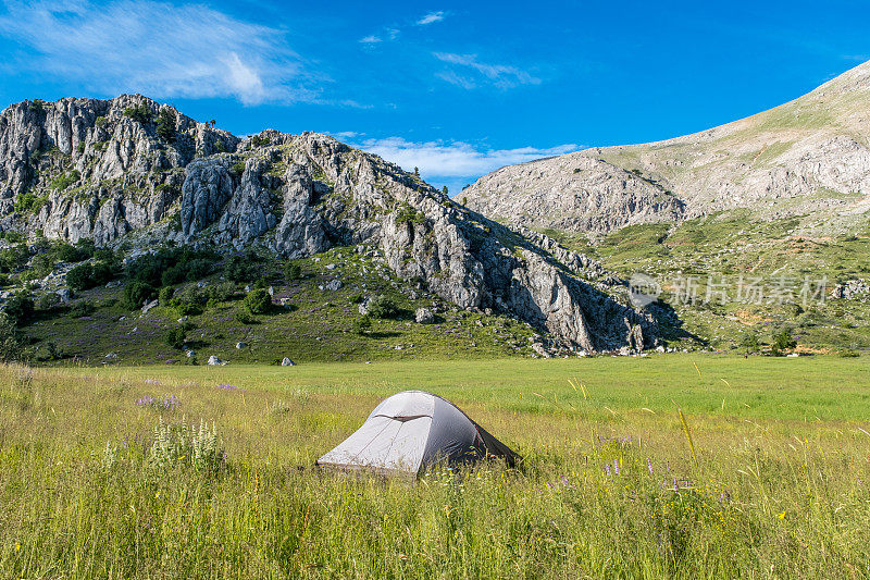 帐篷，在高海拔山区的草地上露营