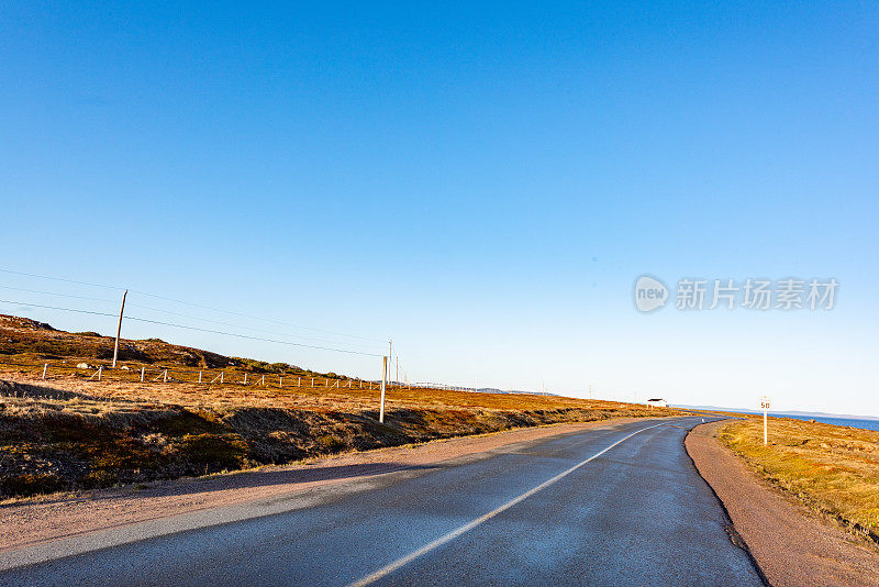 到波纳维斯塔角灯塔的乡村道路在早晨，波纳维斯塔，纽芬兰