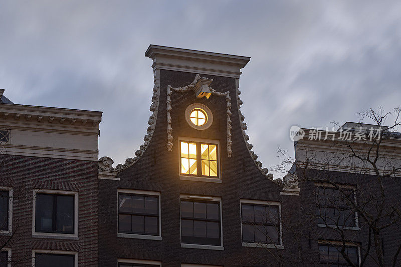阿姆斯特丹运河上的房子，夜晚有照明的窗户，荷兰