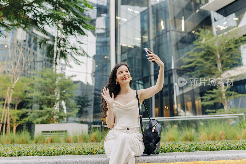 漂亮女人用她的智能手机自拍