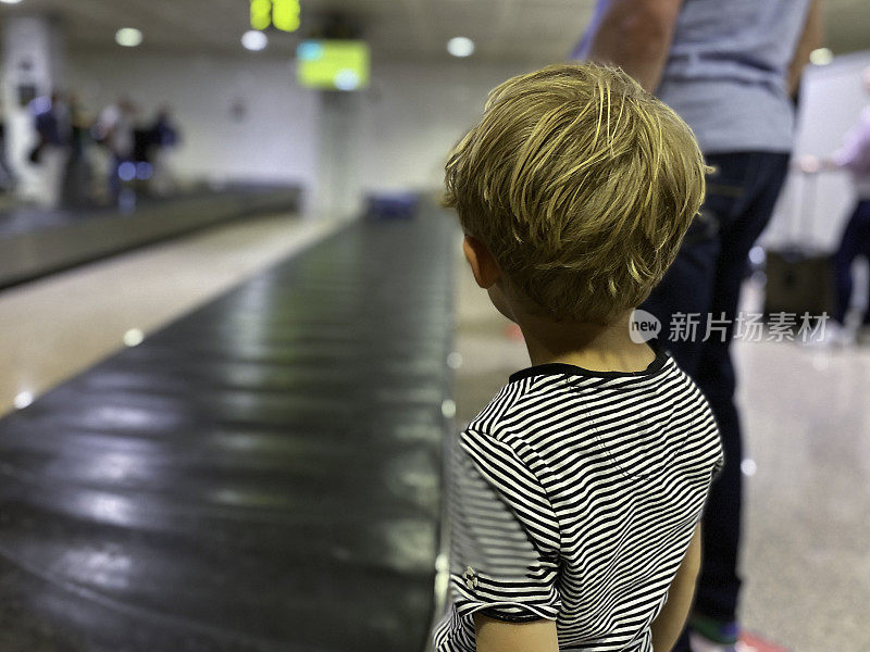 飞机旅行小男孩