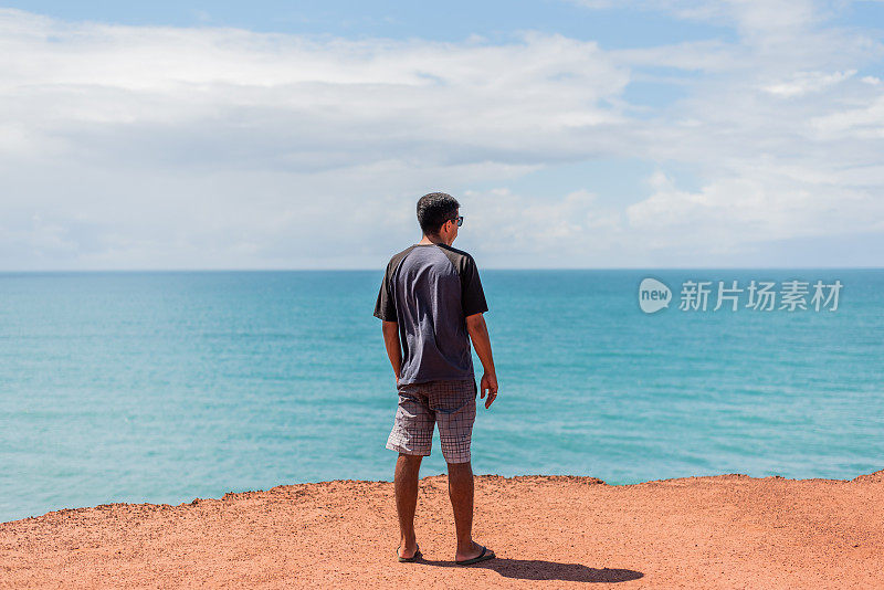 男子欣赏海滩景色