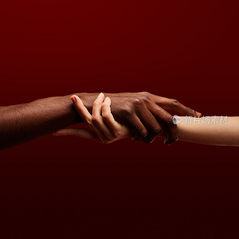 两只手紧握在一起。人际关系，团结，团聚，象征概念