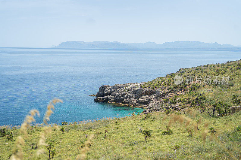 俯瞰郁郁葱葱的山丘、大海和海岸线