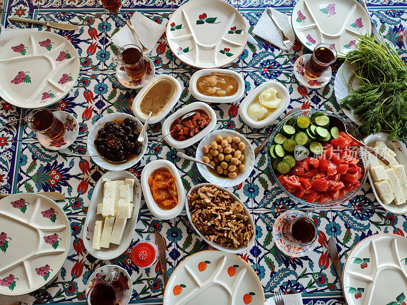 传统的土耳其早餐核桃番茄果酱奶酪橄榄莳萝在伊斯坦布尔土耳其