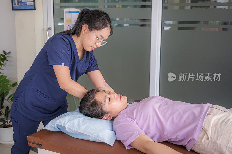与女医生或物理治疗师进行颈椎，背部，手臂和肩膀调整的亚洲女性患者的医疗访问