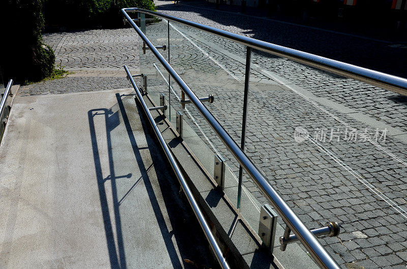 轮椅专用的金属栏杆、楼梯和坡道。该坡道是为了让有健康问题的人无障碍进入养老院医院。灯光条嵌在楼梯上