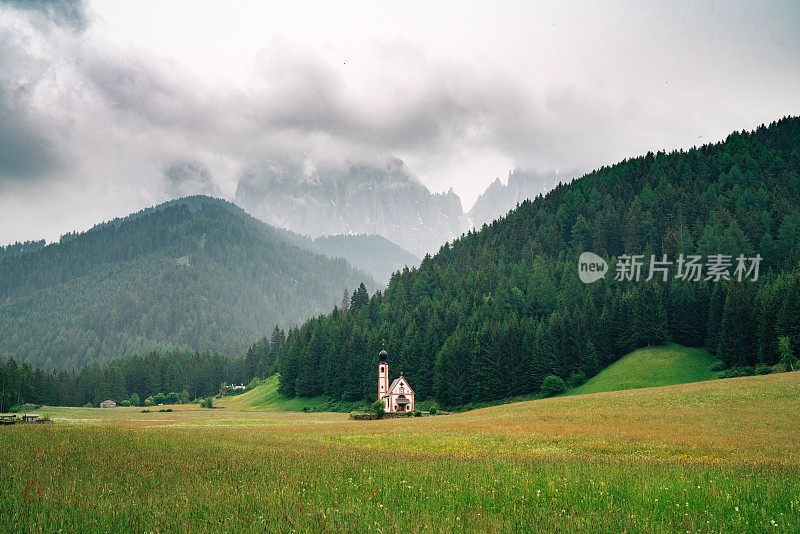 拉努伊的尼波穆克的圣约翰教堂，背景是奥德尔山