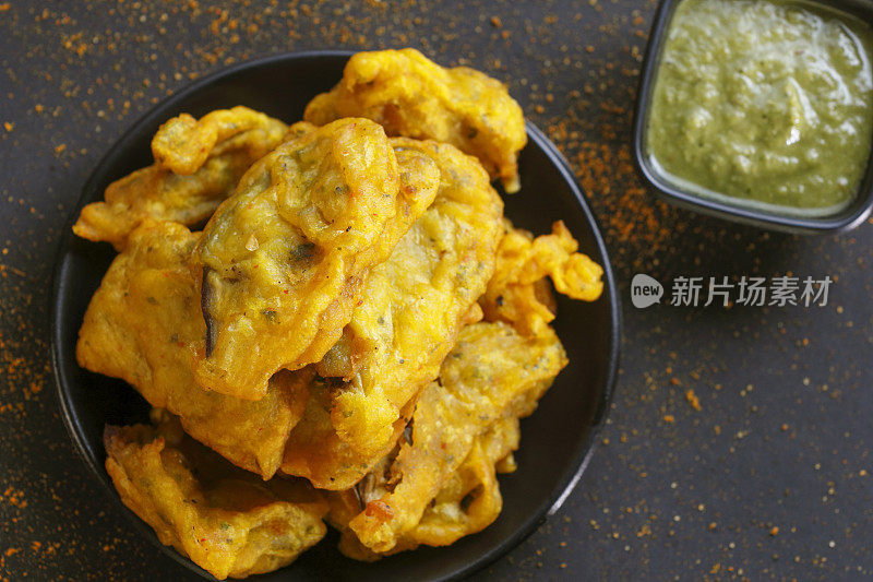 茄子脆饼或pakora