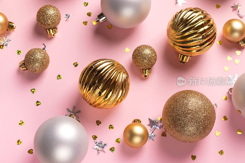 粉红色背景的金色和银色球的圣诞卡片