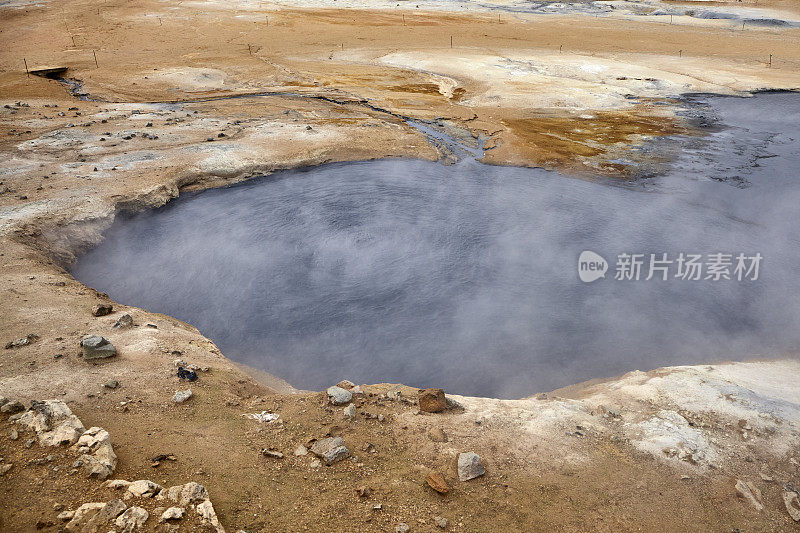 冰岛北部Hverir地热区的沸腾泥浆池