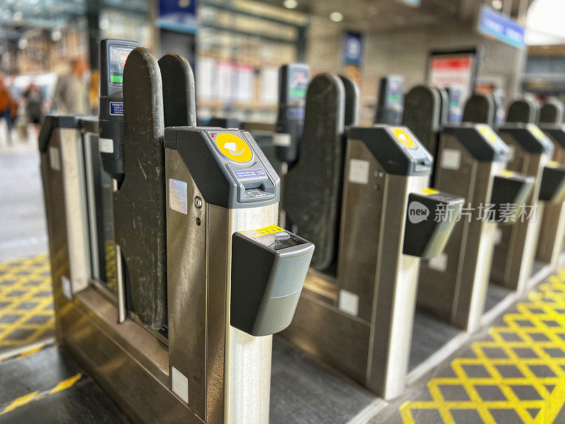 现代电子检票口在火车站，有选择性的重点