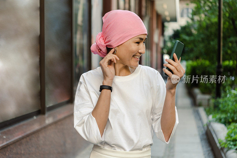 一个患癌症的亚洲女人在城里打视频电话