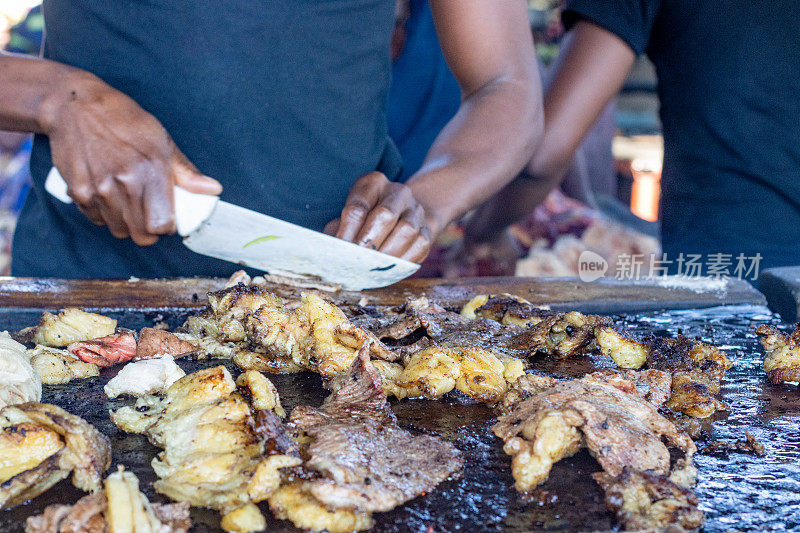 在纳米比亚温得和克附近的卡图拉镇的Oshetu市场，Kapana(烤牛肉条)
