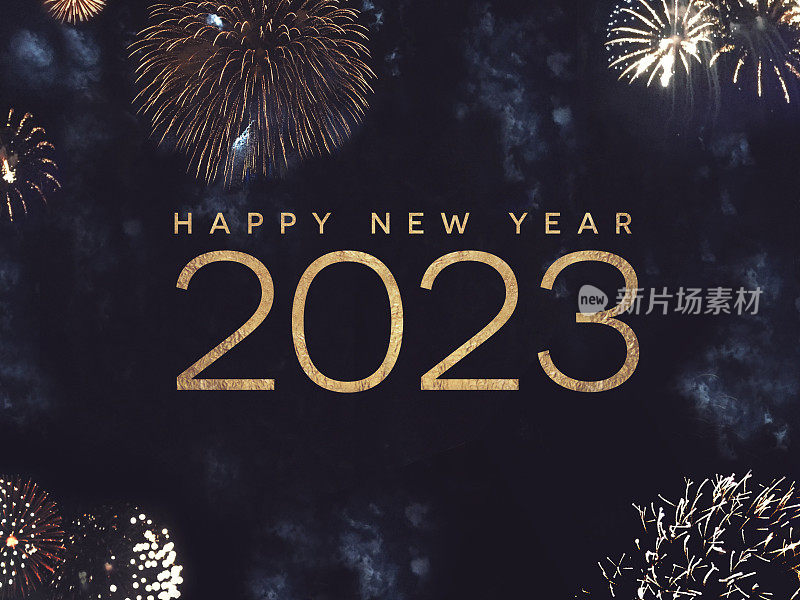 新年快乐，2022年文字假日图形与金色烟花背景在夜空