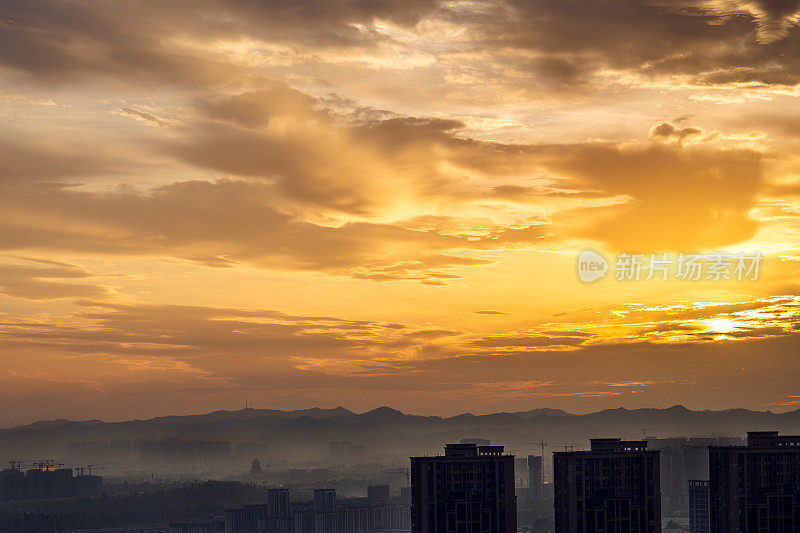 清晨，成都市上空乌云密布