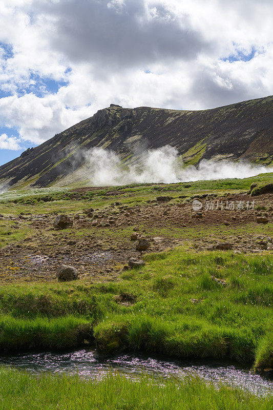 火山间歇泉活动在雷克雅达鲁尔温泉温泉河与蒸汽