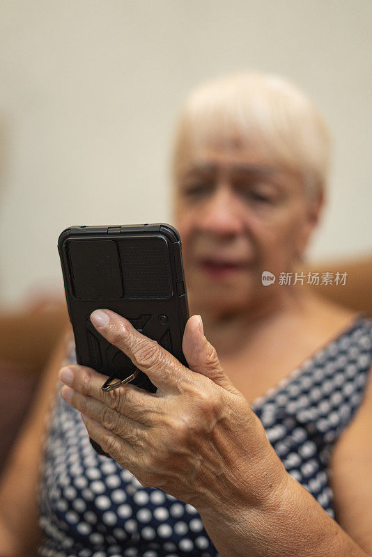 奶奶在家时用手机
