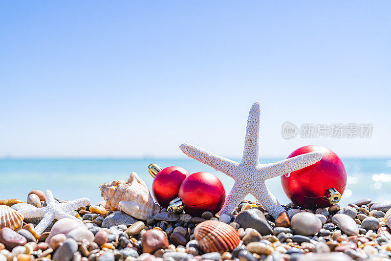 圣诞背景:海滩卵石上的海星和圣诞节