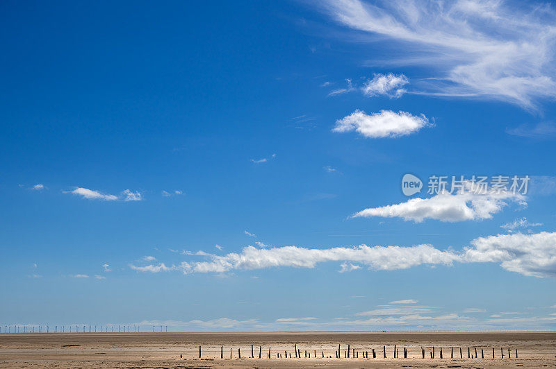 夏日清晨，空旷的海滩上退潮了