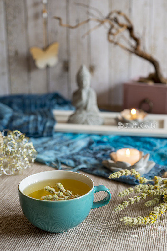 用带有装饰的青绿色茶杯盛茶——希腊山茶、花草茶、白茶