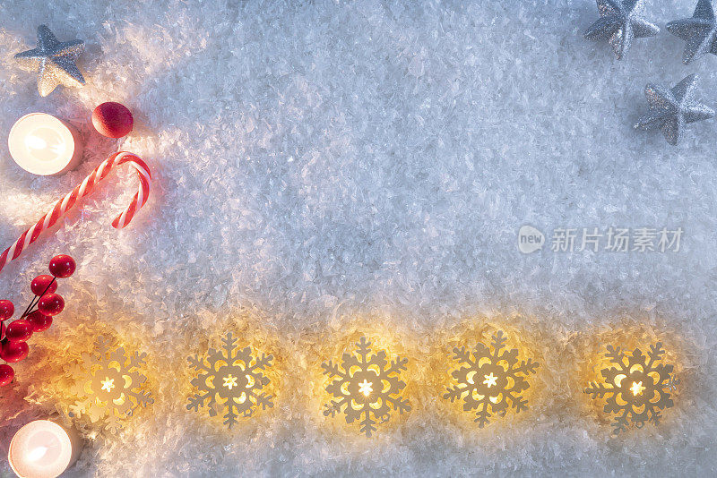 圣诞背景与雪花发光在雪地上，糖果拐杖，