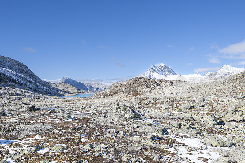 在Jotunheimen国家公园的一条岩石徒步小径上接近Uranos山